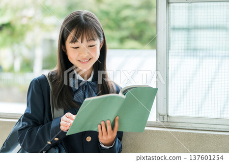 小學、國中和高中女生在學校走廊拿著書 137601254