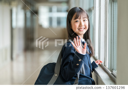 Junior high school students, high school students, elementary school students, female junior high school students, female high school students in uniform waving in the school hallway 137601296