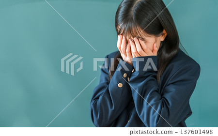 小學、國中和高中女生身穿校服，在學校黑板前哭泣 137601498
