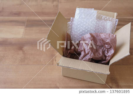 Cardboard and cushioning material (bubble wrap and thin paper) Cardboard and cushioning material (bubble wrap and thin paper) 137601895