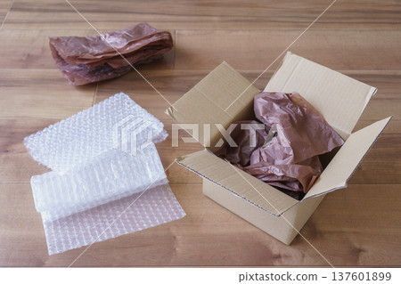 Cardboard and cushioning material (bubble wrap and thin paper) Cardboard and cushioning material (bubble wrap and thin paper) 137601899