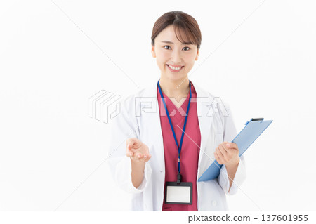 一位年輕的女醫生，背景是白色。 137601955