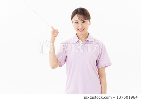 一位年輕的女性護理員，背景為白色 137601964