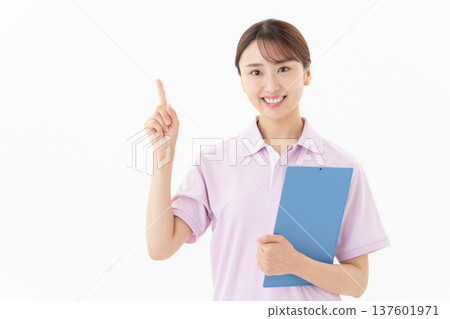 一位年輕的女性護理員，背景為白色 137601971
