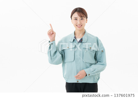 白色背景上的年輕女工 137601975