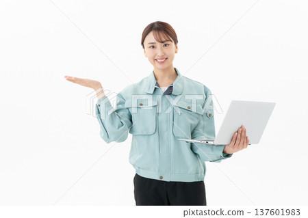 白色背景上的年輕女工 137601983