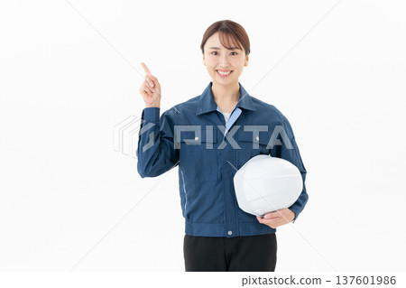 白色背景上的年輕女工 137601986