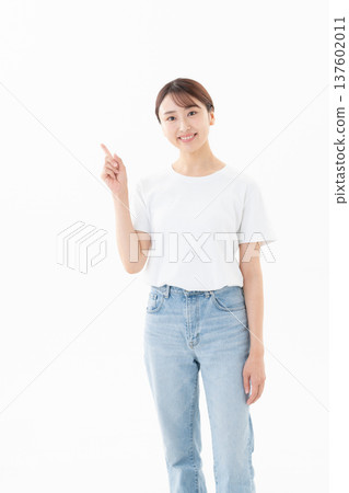 白色背景上的年輕女子，身穿T卹 137602011