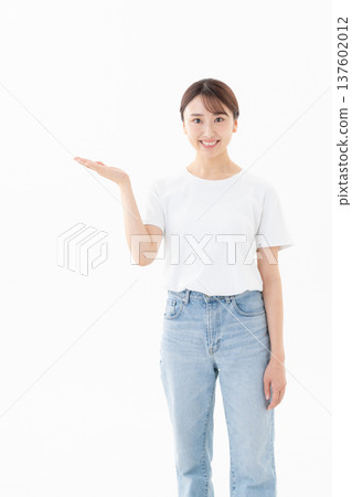 白色背景上的年輕女子，身穿T卹 137602012