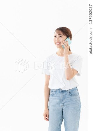 白色背景上的年輕女子，身穿T卹 137602027