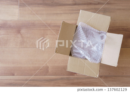 Cardboard and bubble wrap Cardboard and bubble wrap 137602129