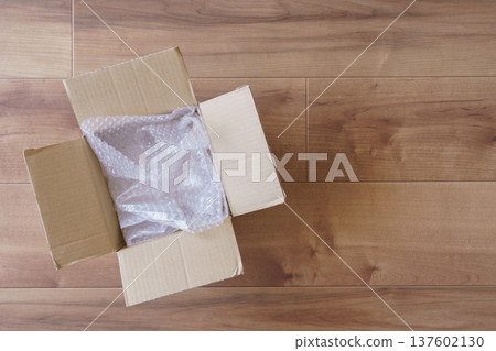 紙板和氣泡膜 137602130