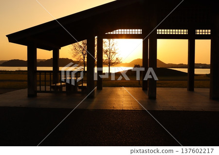 小山湖上的夕陽將周圍的建築如同影子般緩緩映照,漸漸消失在夜色中。 小山湖上的夕陽將周圍的建築如同影子般緩緩映照,漸漸消失在夜色中。 137602217