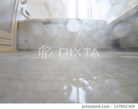 淋浴場景,水花濺到地板上。 淋浴場景,水花濺到地板上。 137602369