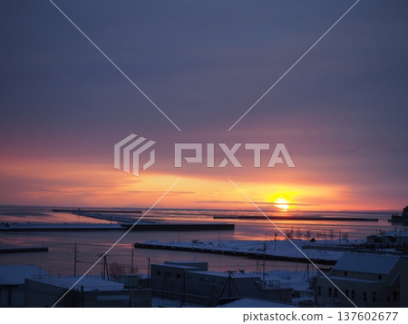 The Sea of Okhotsk and dawn in Monbetsu The Sea of Okhotsk and dawn in Monbetsu 137602677