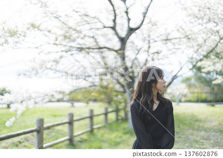 走在森林裡的婦女 走在森林裡的婦女 137602876