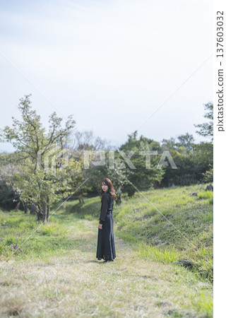 年輕女子正在賞花 137603032