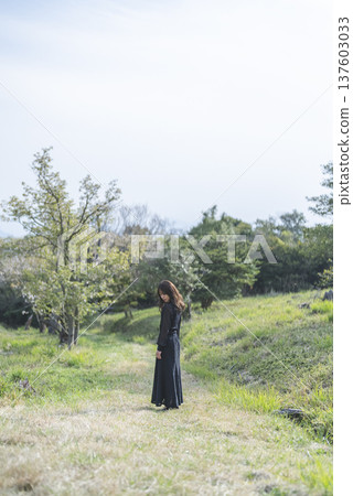 年輕女子正在賞花 137603033