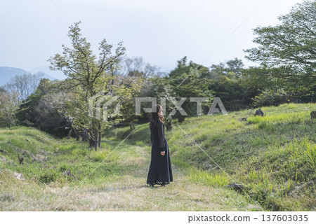 年輕女子正在賞花 137603035