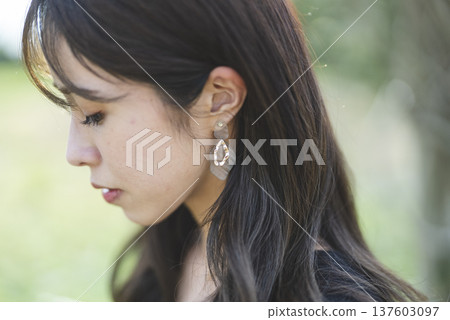 一個女人在自然中 一個女人在自然中 137603097