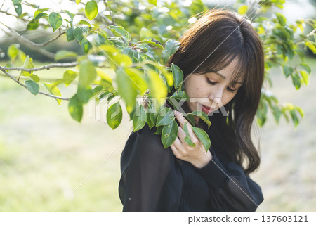 一個女人在自然中 137603121