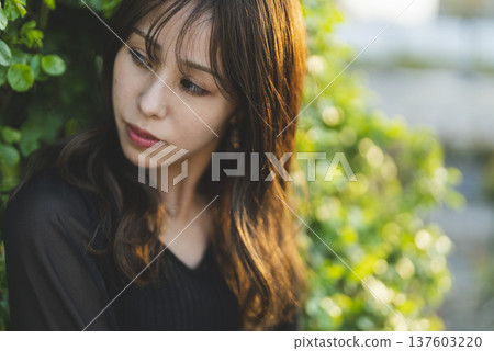 一位女士在日落時分散步 137603220