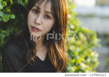 一位女士在日落時分散步 一位女士在日落時分散步 137603221