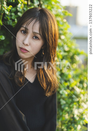 一位女士在日落時分散步 一位女士在日落時分散步 137603222