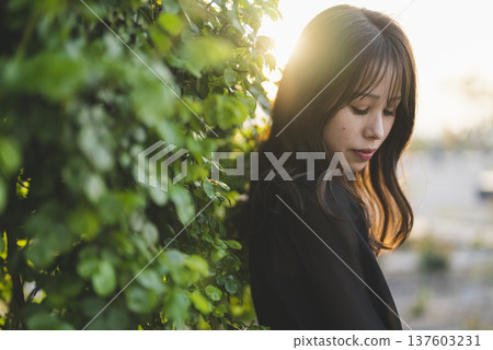 一位女士在日落時分散步 一位女士在日落時分散步 137603231