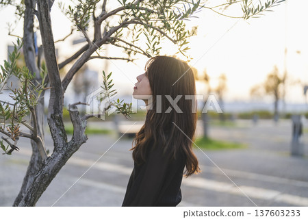 一位女士在日落時分散步 一位女士在日落時分散步 137603233