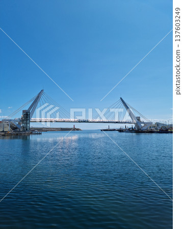 This is the scenery of Daepo Port on the East Sea. 137603249