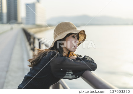 日落時看海的女人 日落時看海的女人 137603250
