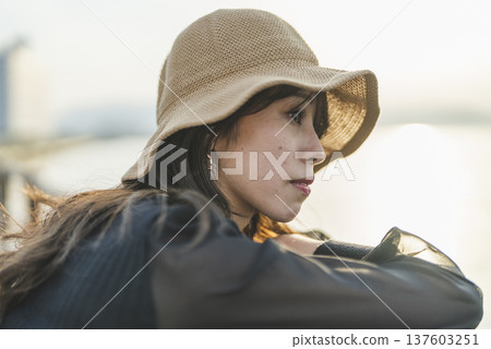 日落時看海的女人 137603251