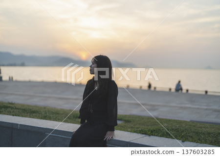日落時看海的女人 日落時看海的女人 137603285