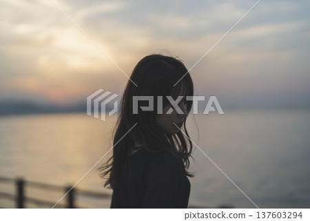 日落時看海的女人 日落時看海的女人 137603294