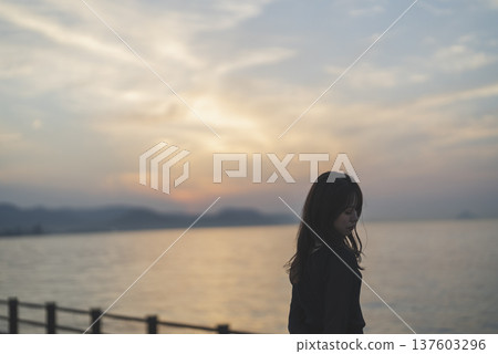 日落時看海的女人 日落時看海的女人 137603296