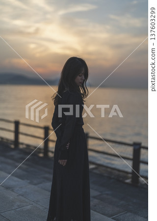 日落時看海的女人 日落時看海的女人 137603299