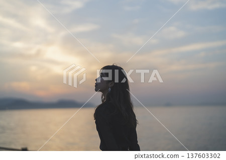 日落時看海的女人 137603302