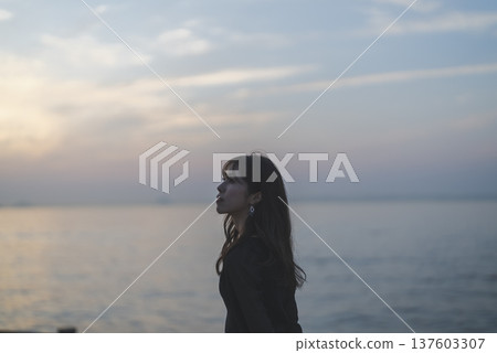 日落時看海的女人 日落時看海的女人 137603307