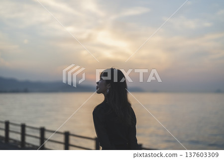日落時看海的女人 137603309