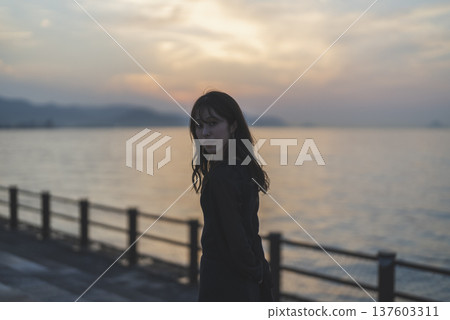 日落時看海的女人 137603311