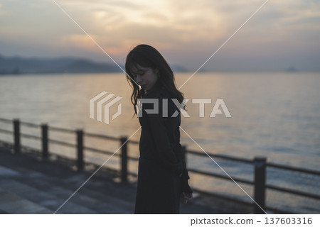 日落時看海的女人 137603316