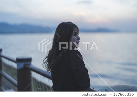 日落時看海的女人 日落時看海的女人 137603330