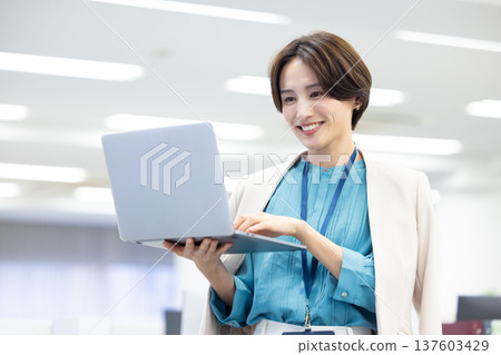 看電腦的女商人 137603429