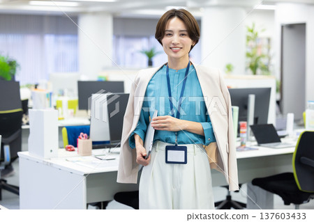 一位女士手持筆記型電腦的商務肖像 一位女士手持筆記型電腦的商務肖像 137603433