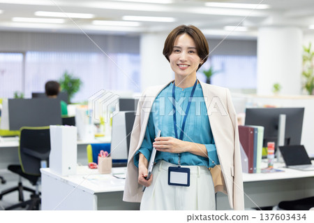 一位女士手持筆記型電腦的商務肖像 一位女士手持筆記型電腦的商務肖像 137603434