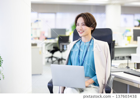 看電腦的女商人 137603438