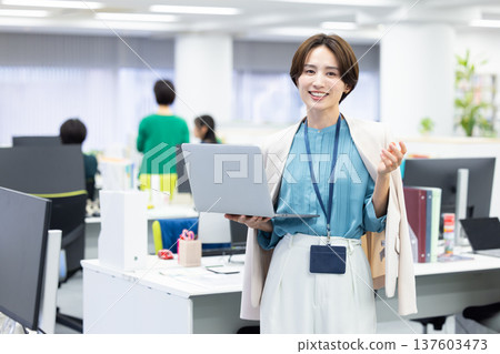 看電腦的女商人 137603473