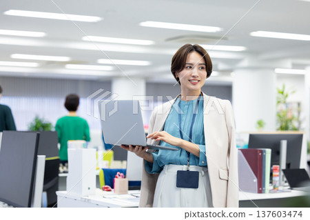 看電腦的女商人 看電腦的女商人 137603474