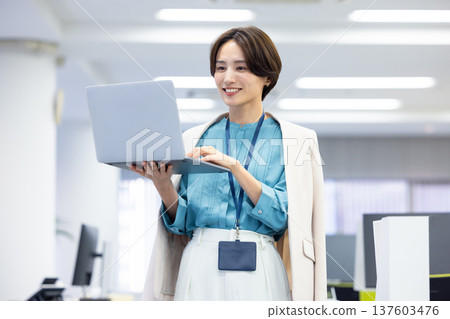 看電腦的女商人 看電腦的女商人 137603476